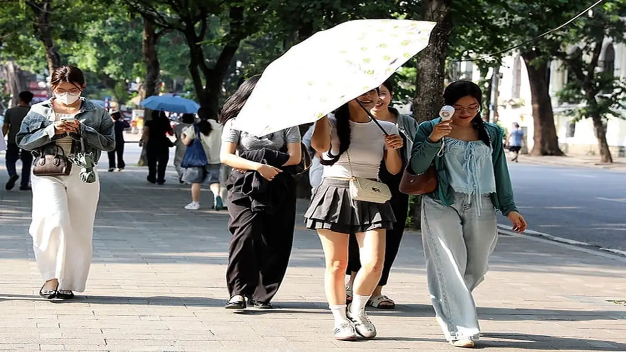 ارتفاع درجات الحرارة بشمال فيتنام وطقس رطب مع عواصف رعدية في الجنوب